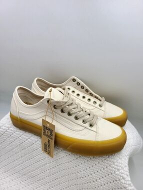 unisex[8m/9.5w] Vans Gumsole Low Top Sneakers - Cream with Honey Gumsole